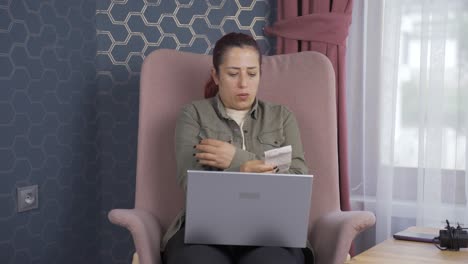 높은 가스 요금을 바라보는 여자는 차갑습니다.