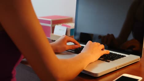 mujer usando laptop en casa