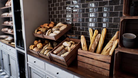 Frisches-Brot-Auf-Regalen-In-Der-Bäckerei