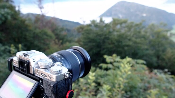 Fujifilm kamera på et stativ ude i Sloveniens landskab, der tager billeder.