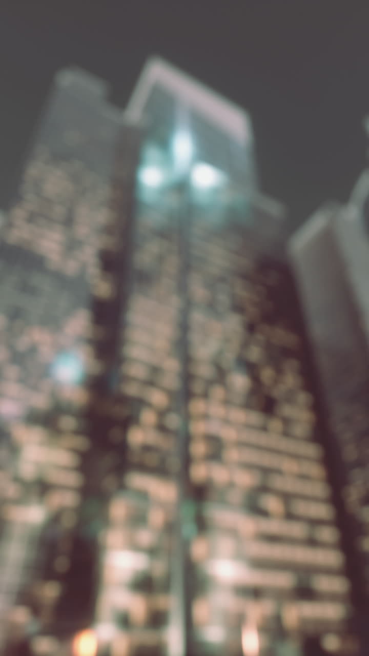 el horizonte borroso de la ciudad nocturna