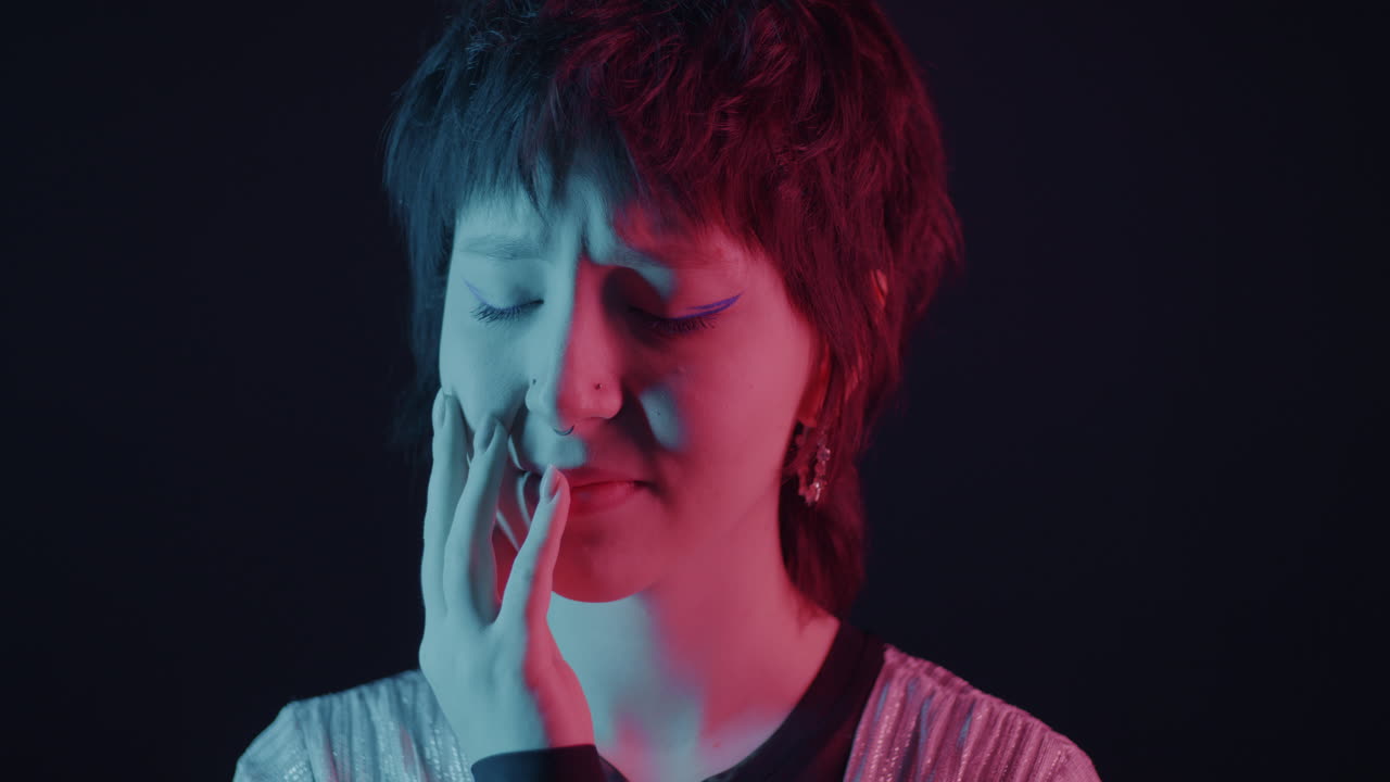 близкий портрет женщины с неоновым освещением