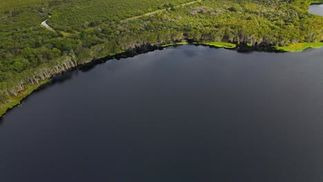 Lago-Ainsworth-Con-Frondosos-árboles---Lago-Para-Nadar-En-Lennox-Head---Nueva-Gales-Del-Sur,-Australia---Antena