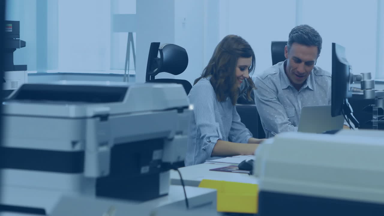 animación de la red de conexiones con iconos sobre diversas personas de negocios en la oficina