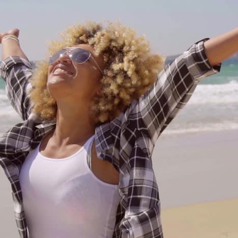 mujer afroamericana en la playa