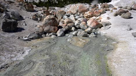 Video-4k-De-Bumpass-Hell-En-El-Parque-Nacional-Volcánico-Lassen,-California---28-De-Julio-De-2019