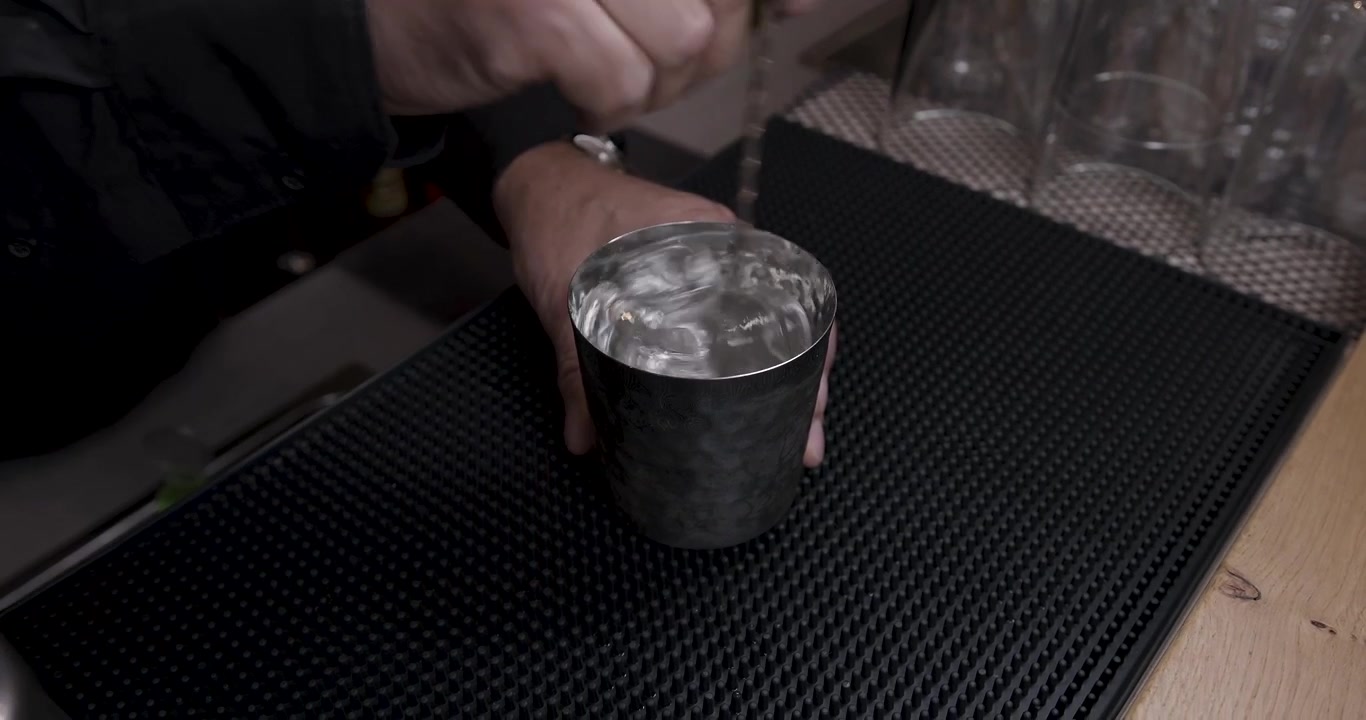 Mescolare cubetti di ghiaccio - barman - cocktail.