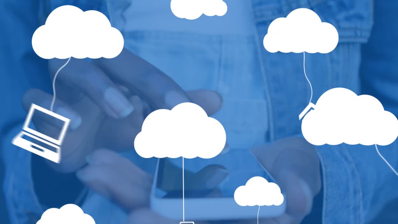 animación de nubes digitales con iconos sobre una mujer que usa un teléfono inteligente