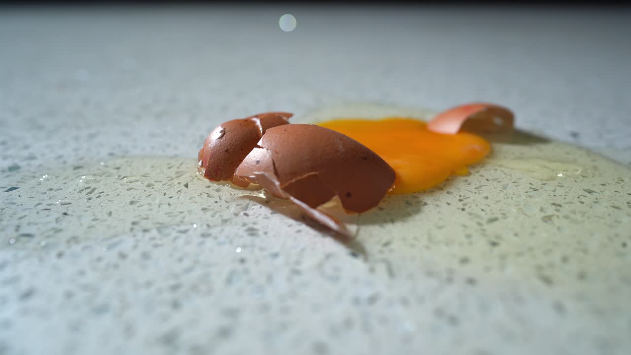 딱딱한 부엌 바닥에 부서진 계란 깨지기 쉬운 손상된 요크