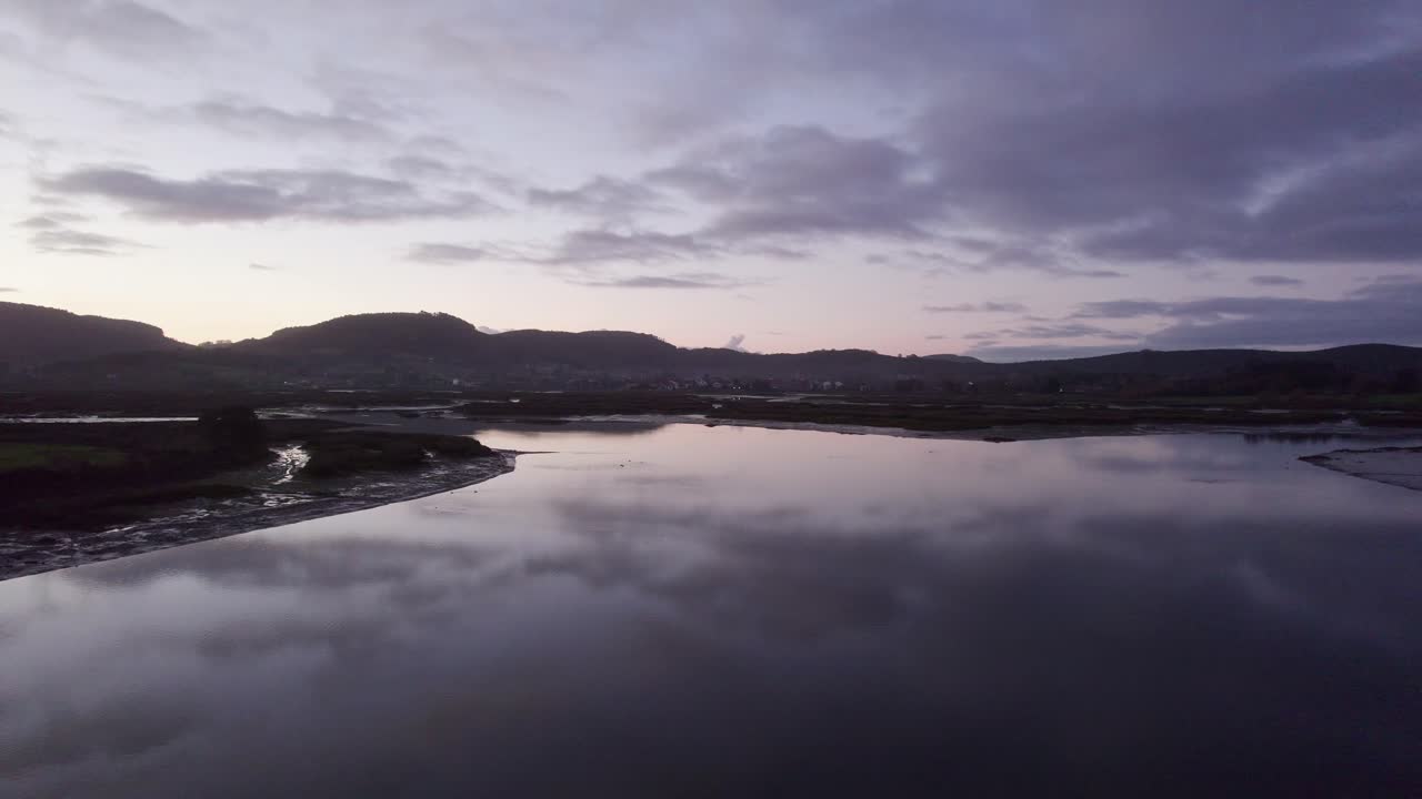 tranquilo de mal humor, espejo como el agua refleja el anochecer dramático cielo españa antena 4k