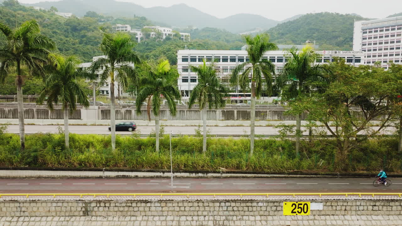 회색 흐린 날, 혼잡한 도로에서 드론이 패닝