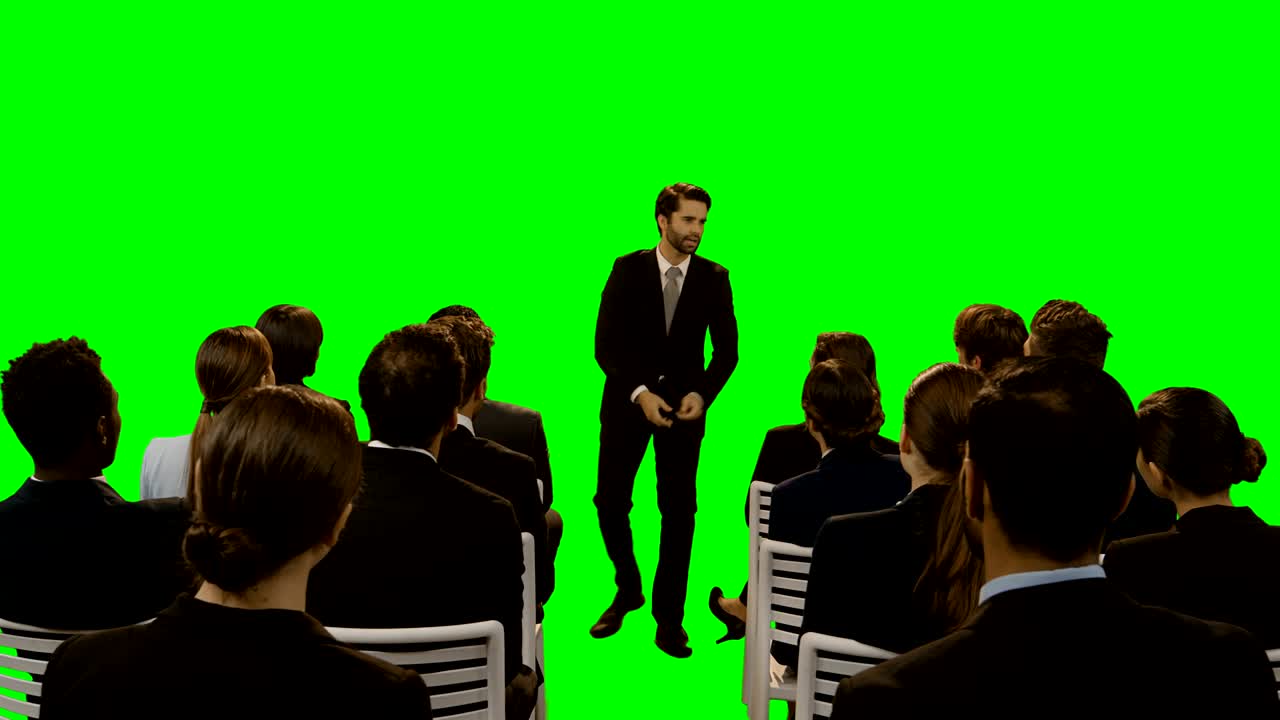 동료 들 에게 프레젠테이션 을 하는 동안 미래 의 디지털 스크린 을 사용하는 사업가