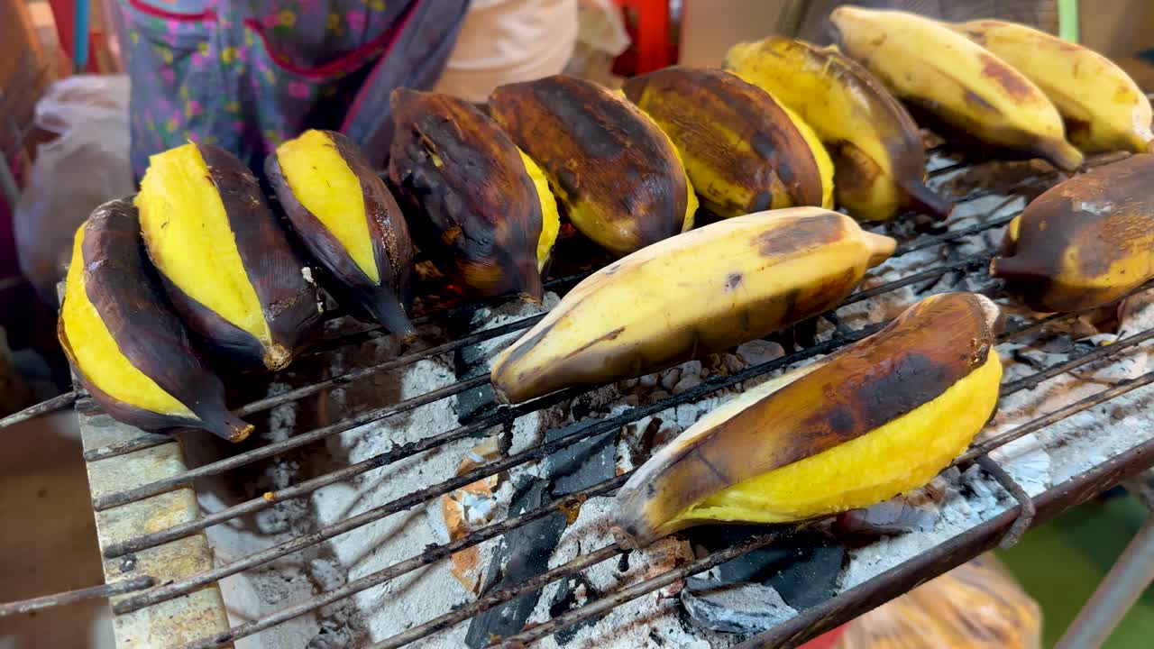 plátanos a la parrilla sobre fuego abierto en el mercado