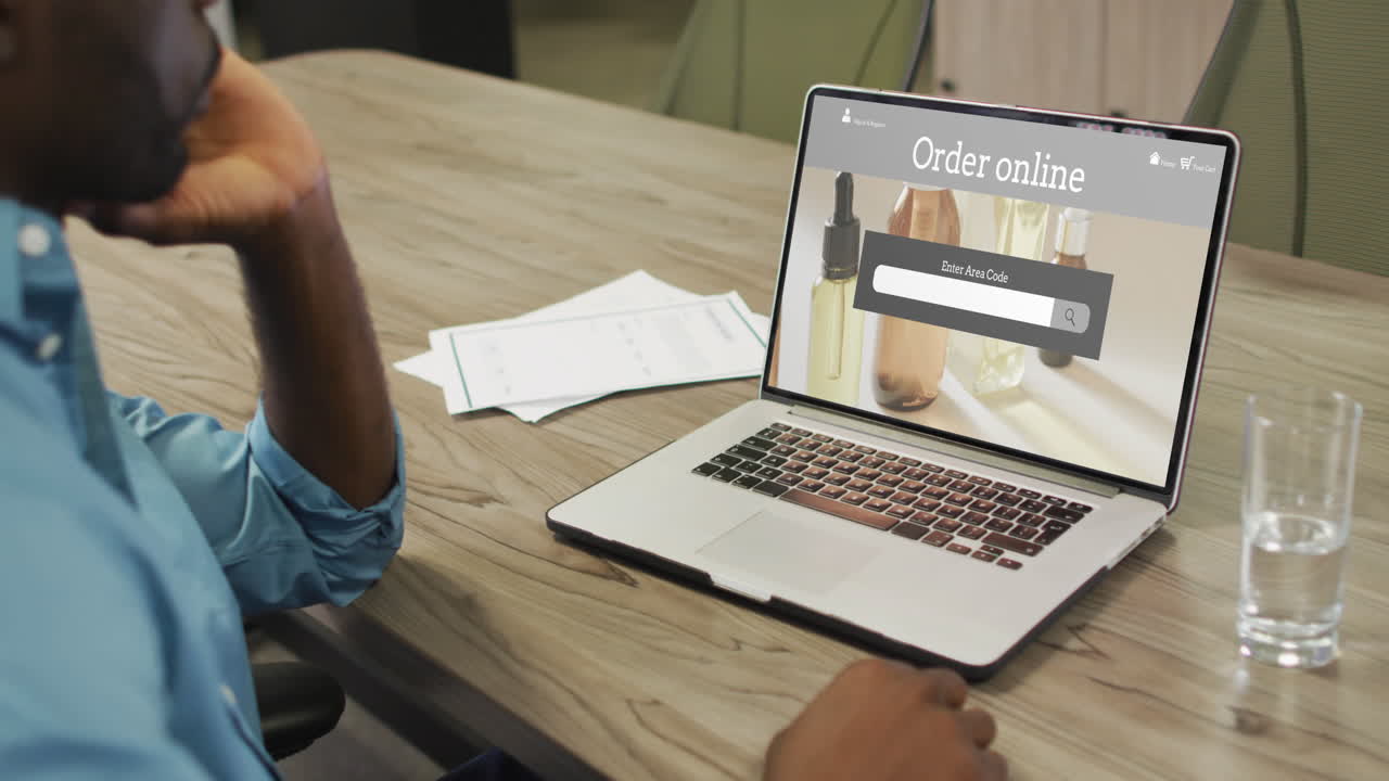 hombre afroamericano usando una computadora portátil, compras en línea de productos de belleza, cámara lenta