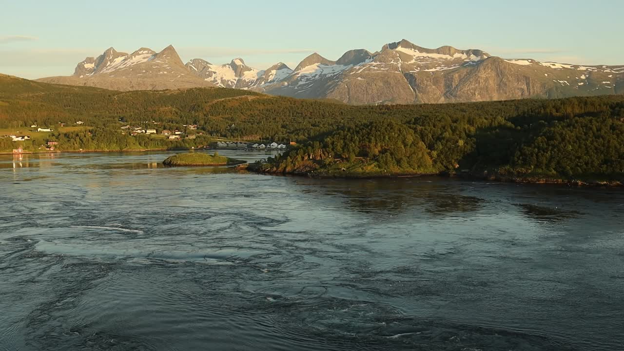 Norges smukke naturlandskab. Hvirvelstrømme i Saltstraumen, Nordland, Norge