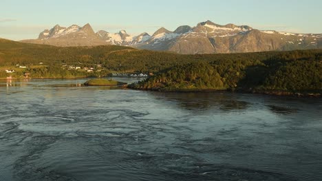 hermosa naturaleza de noruega paisaje natural. remolinos de la vorágine de saltstraumen, nordland, noruega