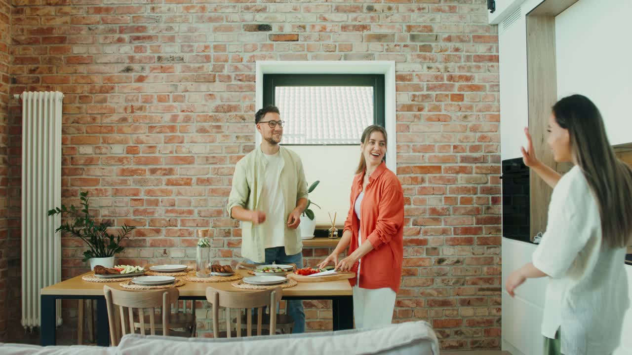 친구 들 이 집 에서 모이는 것