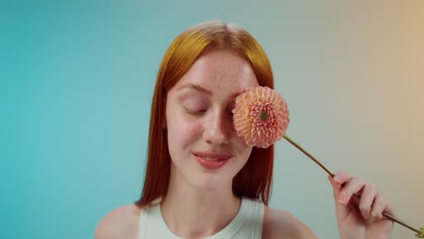 una mujer con una flor.