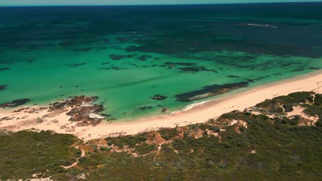 Drohnenschuss-über-Redgate-Beach-Mit-Wellen,-Die-Am-Ufer-In-Der-Nähe-Des-Margaret-River-In-Westaustralien-Brechen