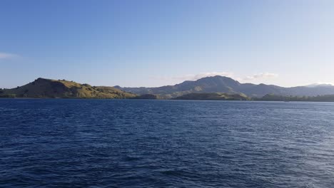 Videos-Von-Einem-Boot-Aus-Hügeln-Und-Inseln-Im-Komodo-Nationalpark,-Indonesien