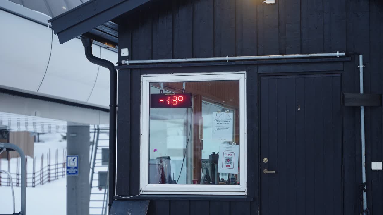 cartel en la estación de esquí que muestra una temperatura de -13 grados centígrados en una fría mañana de invierno en noruega