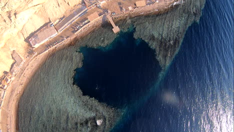 Der-Blue-Hole-Tauchplatz-Befindet-Sich-In-Dahab,-Ägypten,-An-Der-Küste-Des-Roten-Meeres.-Es-Hat-Den-Ruf,-Die-Meisten-Todesfälle-Bei-Tauchern-Der-Welt-Zu-Haben,-Mit-Schätzungen-Zwischen-130-Und-200-Todesfällen-In-Den-Letzten-Jahren