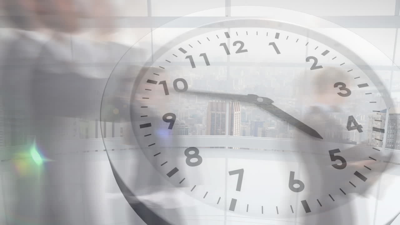 animación del reloj de tic-tac contra el lapso de tiempo de los empresarios que caminan en la oficina