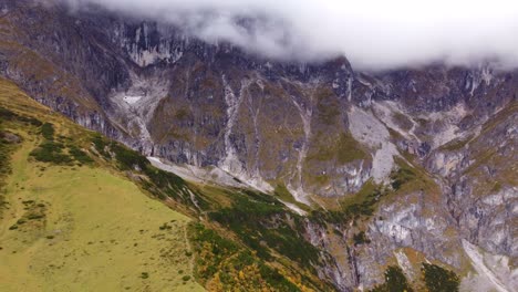 ladera de la montaña, picos cubiertos de nubes en hochkonig, austria, vista aérea