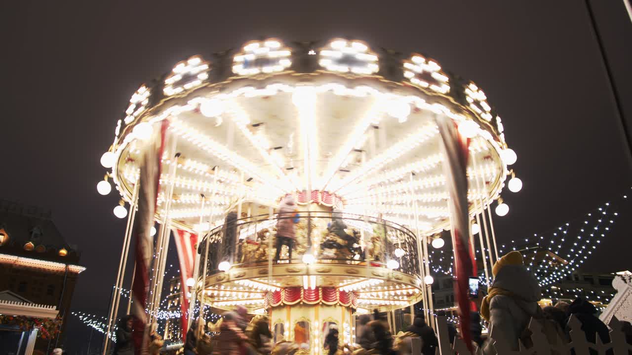 밤에는 축제의 거대한 카루셀