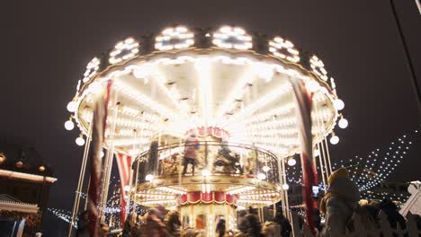 un enorme carrusel festivo por la noche
