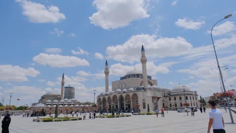 la mezquita del sultán selim (cami) y la tumba de mevlana (turbe) en konya,