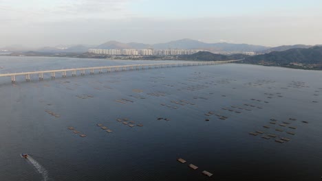 香港深<unk>灣大橋,地平線上有<unk>水井建築,以及魚類和<unk>魚養殖池,從空中觀看