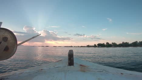 punto de vista desde el interior de un barco de pesca de vela