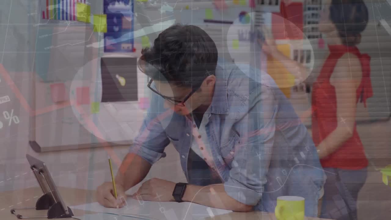 그래픽 태블릿을 사용하는 백인 사업가에 대한 애니메이션 통계 및 금융 데이터 처리