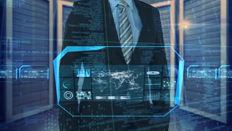 hombre de negocios usando una pantalla digital en una habitación oscura en la oficina