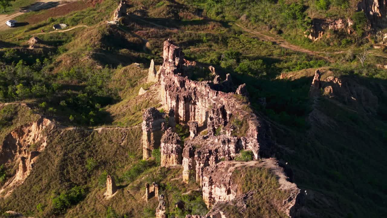 로스 에스토라케스 국립공원의 독특한 암석 지형과 사암 탑을 높은 각도에서 촬영한 오빗 샷