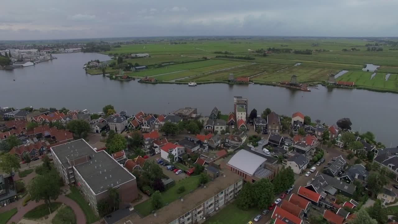Scena aerea di un villaggio olandese