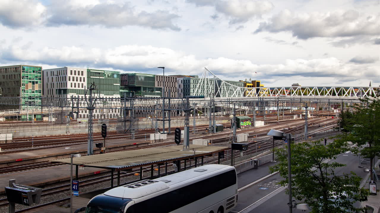 넓은 철도 열차 오슬로 현대 건물