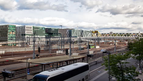 Breiter-Eisenbahnzug-Oslo-Modernes-Gebäude