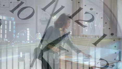 reloj con gráfico y datos estadísticos moviéndose contra la arquitecta usando una tableta digital
