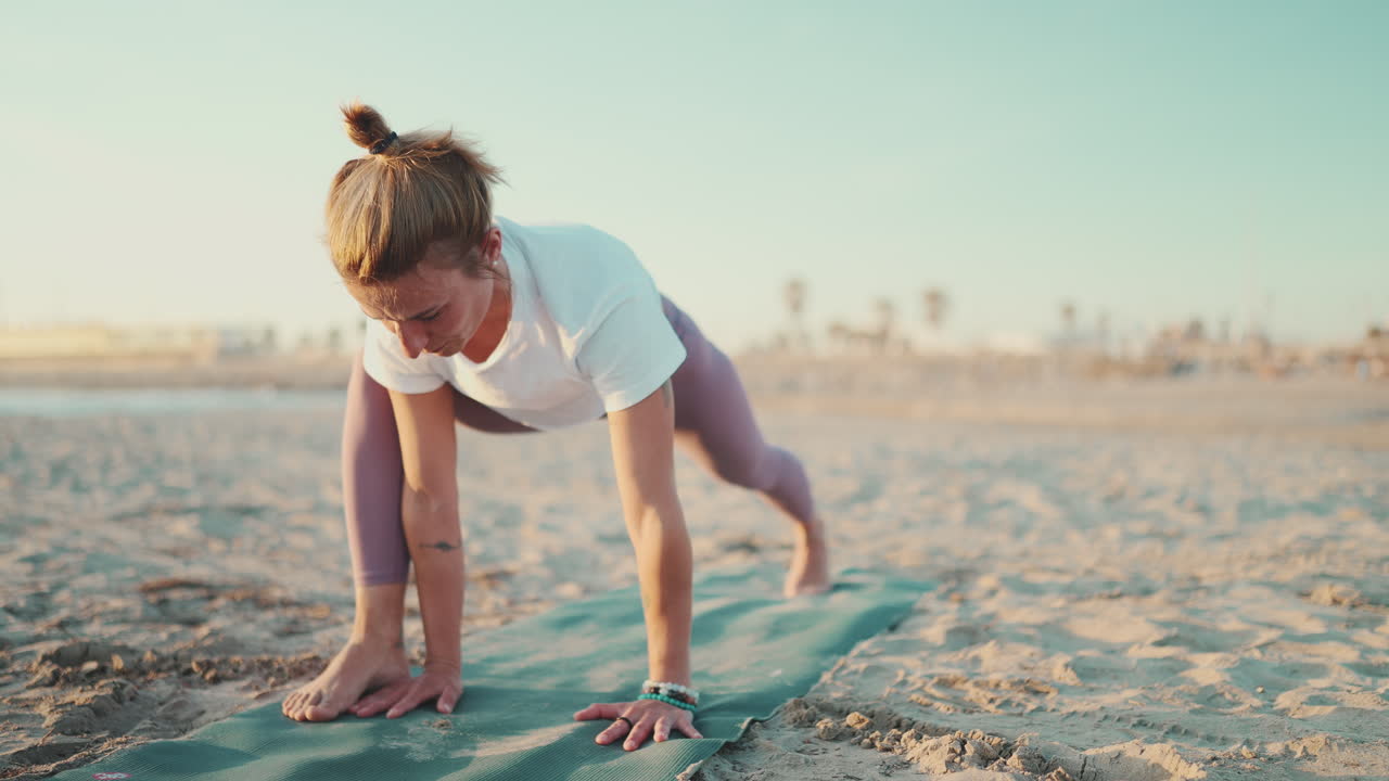 una mujer sana en la alfombra haciendo ejercicios de calentamiento.