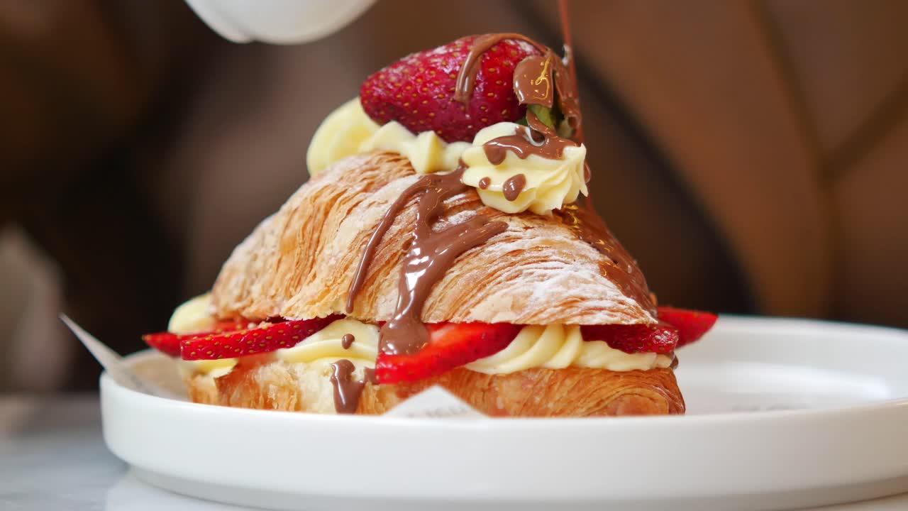 Croissant con fragole e cioccolato
