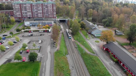 Antena-Dando-Vueltas-En-La-Estación-De-Tranvía-Gärdsås-Torg,-Gotemburgo,-Suecia