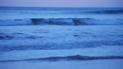 Capture-El-Relajante-Ritmo-De-Las-Pequeñas-Olas-Que-Rompen-Suavemente-En-La-Tranquila-Costa.