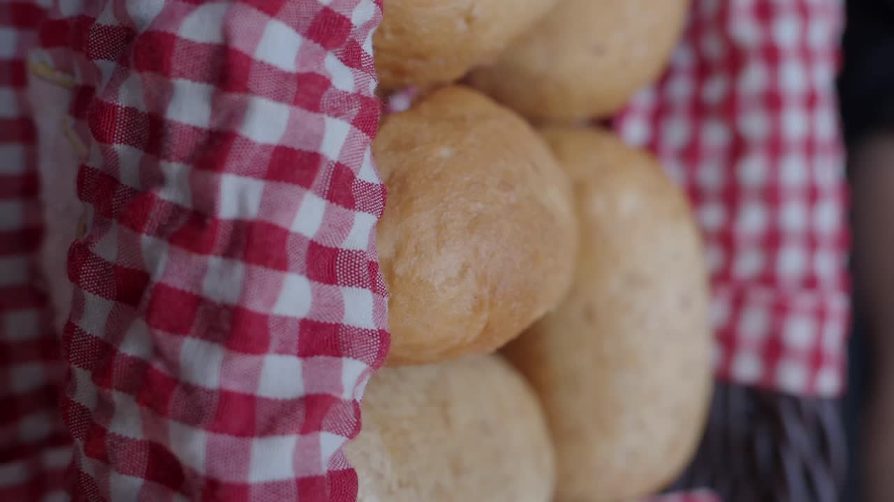rollos recién horneados en una canasta
