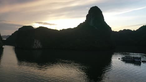 Luftaufnahme-Der-Ha-Long-Bucht-Bei-Sonnenaufgang,-UNESCO-Weltkulturerbe-Vietnam