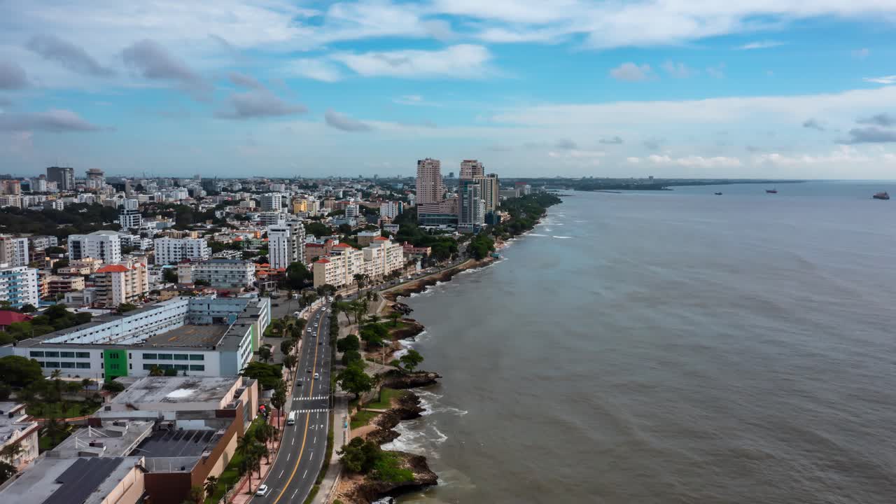 Time-lapse della costa del Malecón a Santo Domingo. Include il Mar dei Caraibi, l'Avenida George Washington e il moderno skyline della capitale della Repubblica Dominicana. Drone aereo
