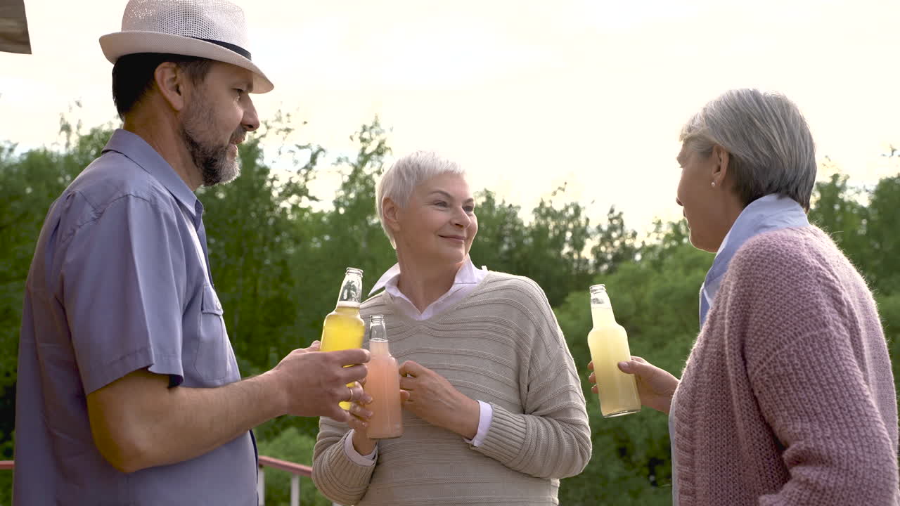 춤을 추고 이야기하고 술을 마시는 노인 그룹 1