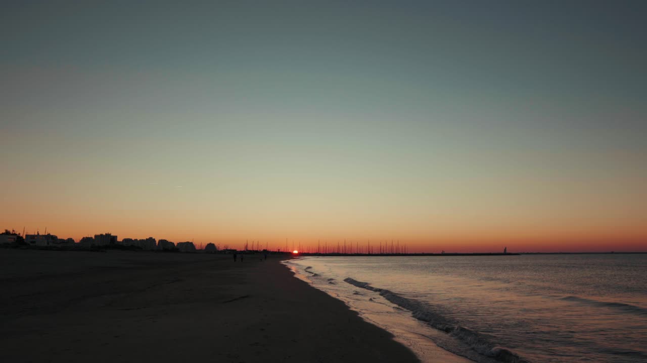Kävelyä auringonnousua kohti rannalla, La Grande-Motte, Montpellier, Ranska
