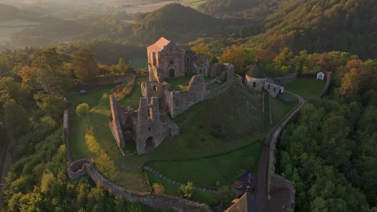 Scorcio drone del Castello di Potstejn che domina una vasta valle aperta.